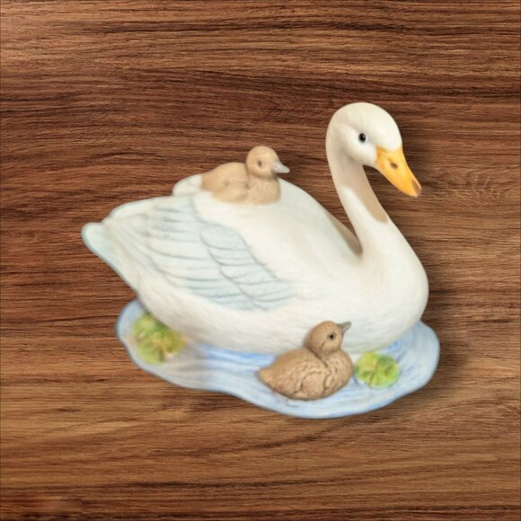Vintage Homco Porcelain Swan Figurine With Ducklings Taiwan Collectible 1987 - Picture 1 of 9